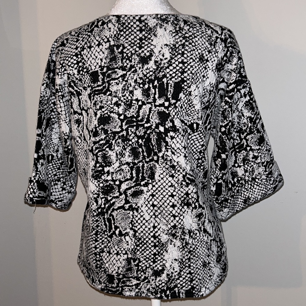 Cotton Innovation Black/White Python 🐍 Print Top Size Small - Picture 4 of 6